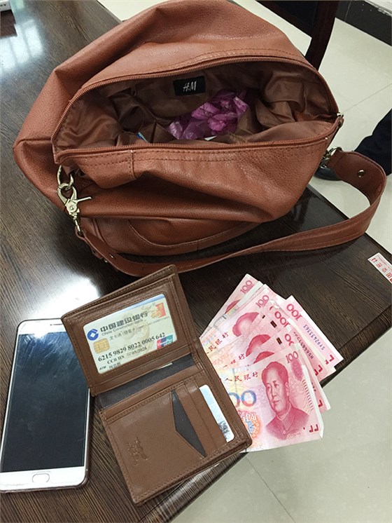 新宝5平台代理驾驶员何忠胜拾金不昧闪亮东江湖