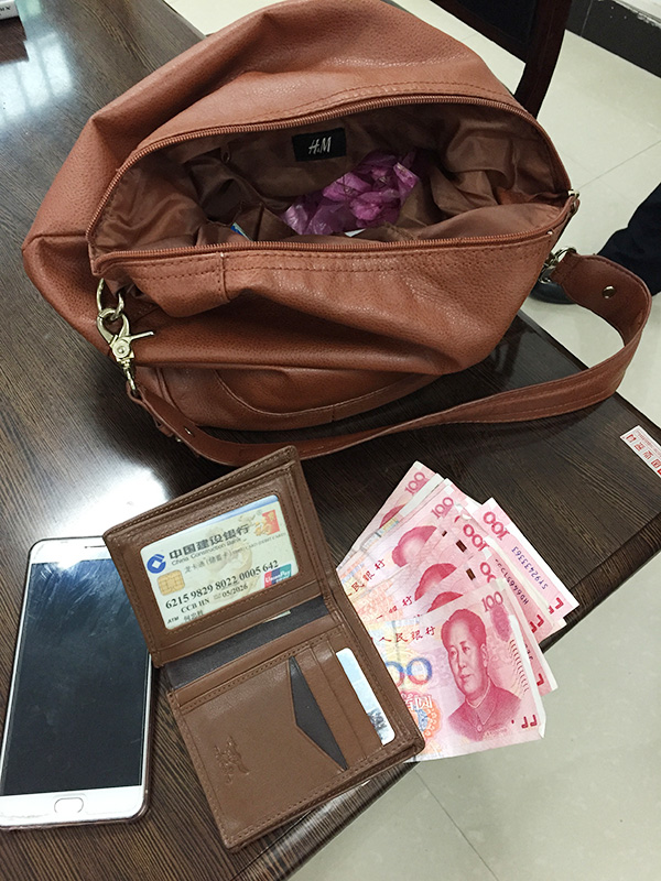 新宝5平台代理驾驶员何忠胜拾金不昧闪亮东江湖