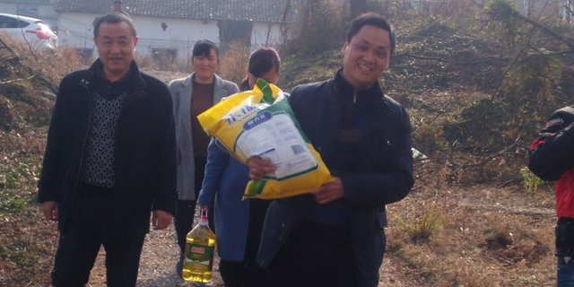 这个冬天不太冷,扶贫慰问情意浓 这个冬天不太冷,扶贫慰问情意浓