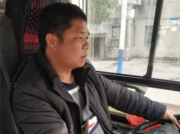 永兴:小女孩坐错公交车 热心司机陈红灿铁骑送回家 永兴:小女孩坐错公交车 热心司机陈红灿铁骑送回家