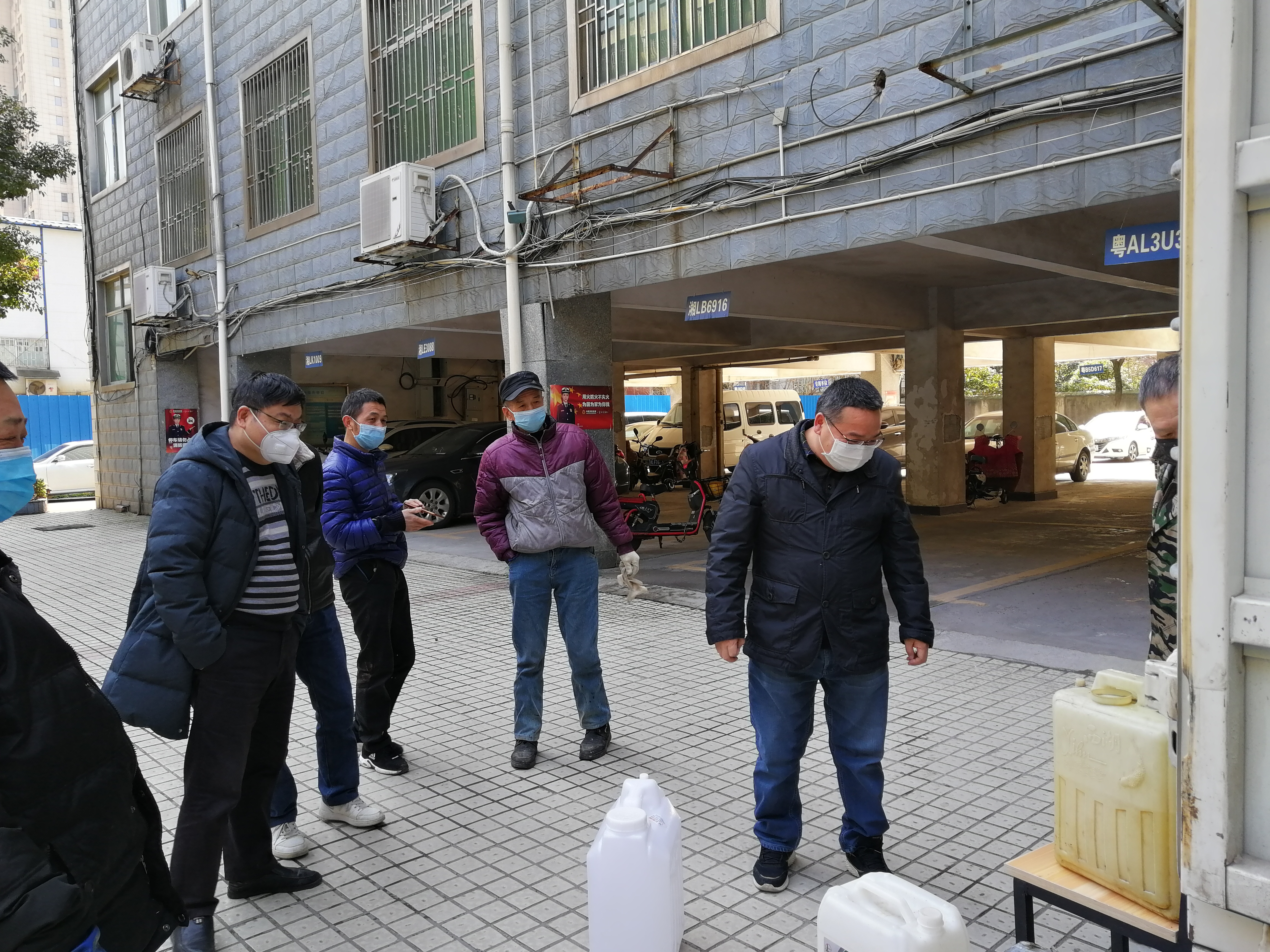 寒风中调运分发消毒液记
