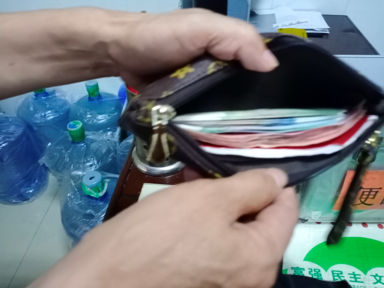 新宝5平台代理万华汽车站陈金凤拾金不昧